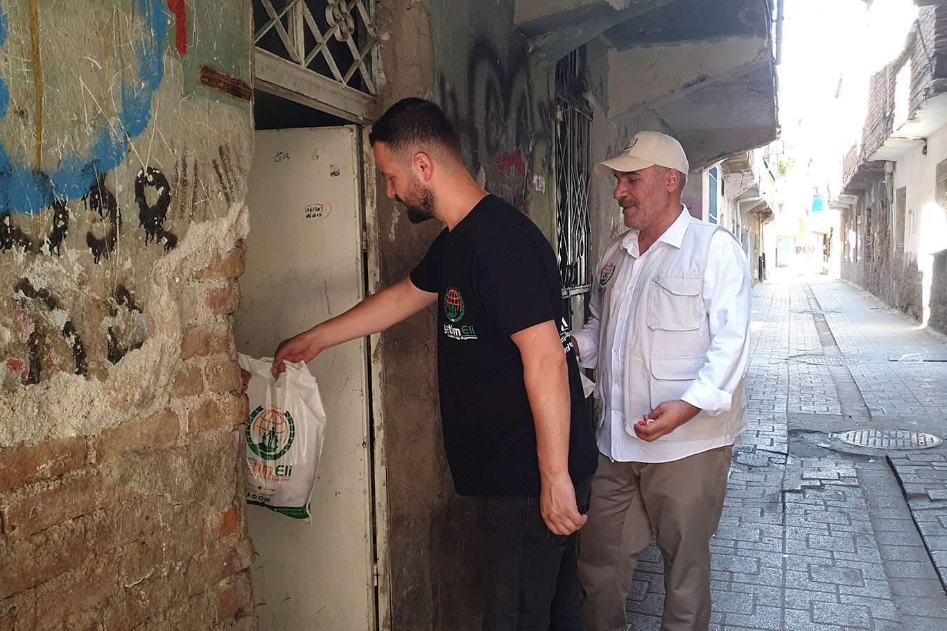 Avrupa Yetim Eli Türkiye'de dağıttığı kurban etleriyle binlerce aileyi sevindirdi